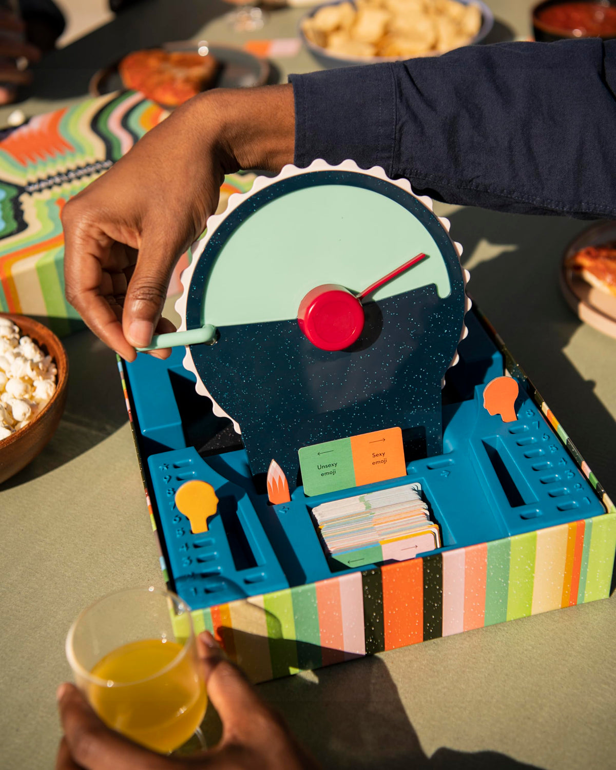 Wavelength Party Game – A Mind Reading Telepathic Party Game
